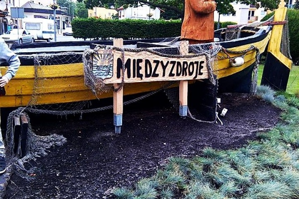Łódź rybacka w centrum Międzyzdrojów.